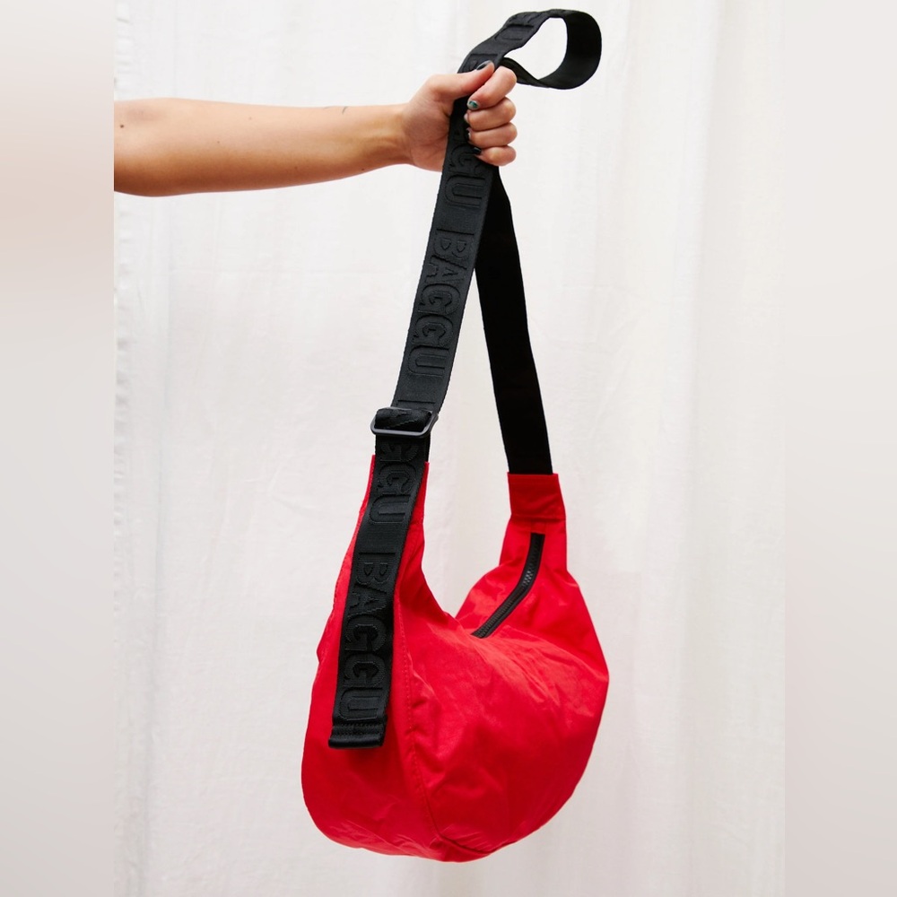 BAGGU Medium Crescent Bag in Candy Apple with Original Strap Length